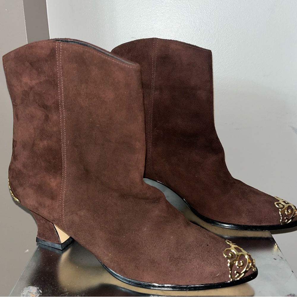 NWT/NIB Jasmin low heel brown suede shoe boots with gold toe and heel, size 6.5 - Picture 9 of 13